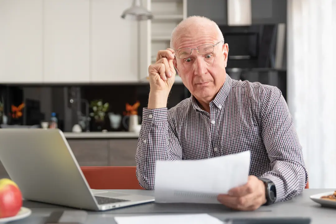SIPPs Explained A Smart Pension Strategy for British Expats - Confused man before reading the article